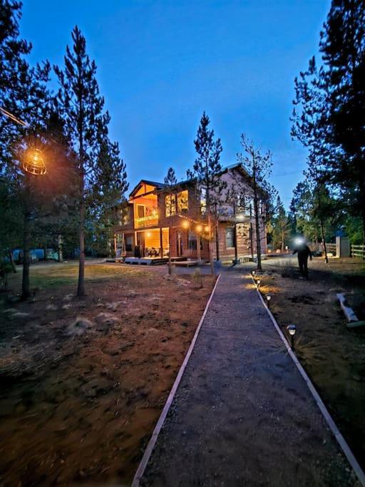 Beautiful Riverfront Near Mt Bachelor With Hot Tub Бенд Екстер'єр фото